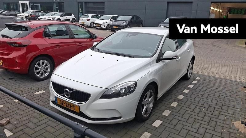 Wit Occasion 2016 Volvo V40 Hatchback | € 13.900 (Goede deal) - Afbeelding 1/1