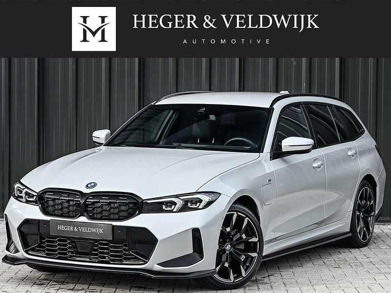 Wit Gebruikt 2024 BMW 330e M Sport Stationwagen | € 51.900 (Eerlijke prijs) - Afbeelding 1/4