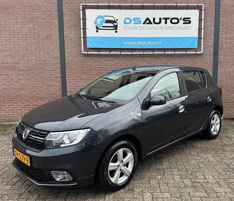 Grijs (metallic) Gebruikt 2018 Dacia Sandero Ambiance Hatchback | € 6.299 (Eerlijke prijs) - Afbeelding 1/4