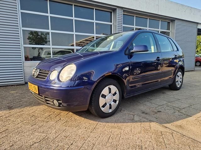 Blauw, metallic lak Gebruikt 2002 VW Polo Hatchback | € 999 (Goede deal) - Afbeelding 1/4