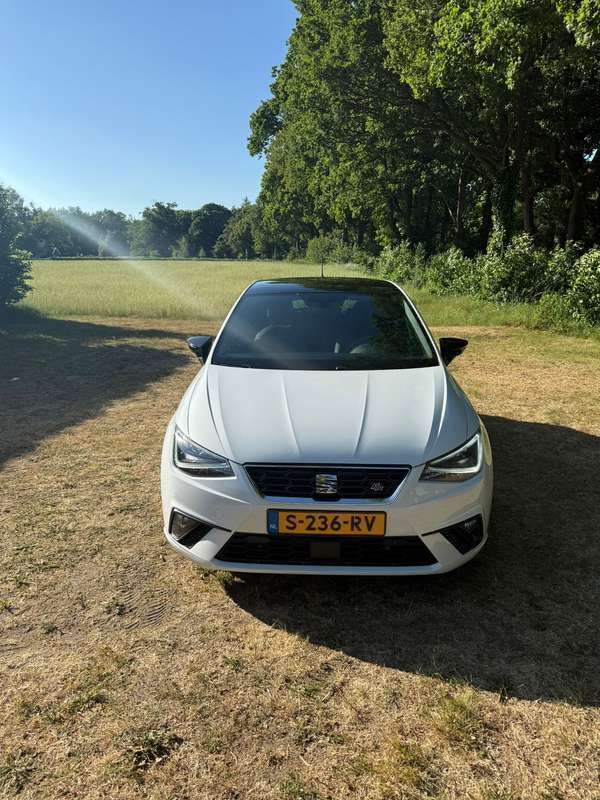 Wit Gebruikt 2019 Seat Ibiza FR Hatchback | € 17.999 (Eerlijke prijs) - Afbeelding 1/4