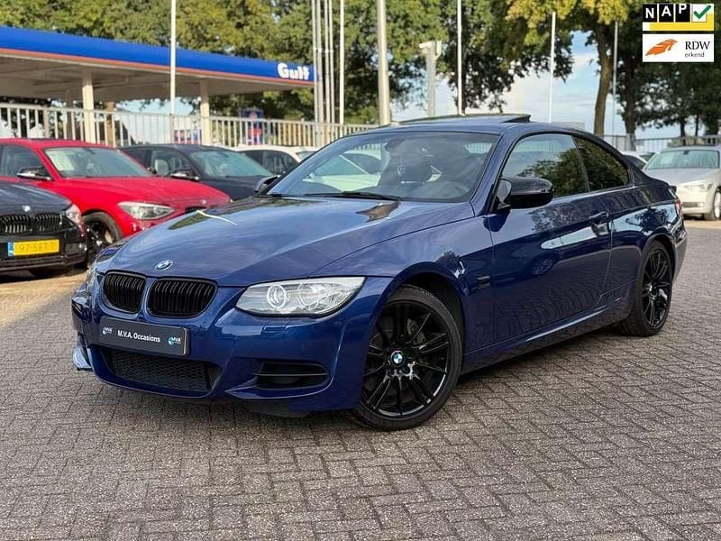 Blauw, metallic lak Gebruikt 2013 BMW 335 M Sport Coupé | € 18.950 (Eerlijke prijs) - Afbeelding 1/4