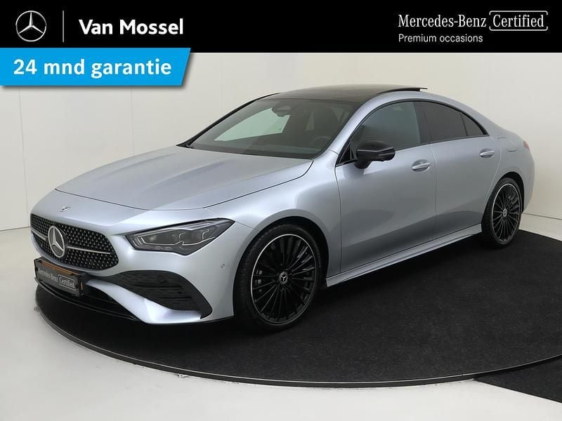 Grijs Gebruikt 2024 Mercedes CLA180 AMG line Plus Sedan | € 42.445 (Duur) - Afbeelding 1/4
