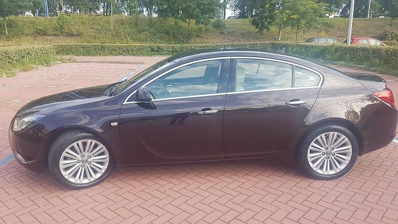 Bruin Occasion 2011 Opel Insignia Business Edition Sedan | € 6.500 (Eerlijke prijs) - Afbeelding 1/4