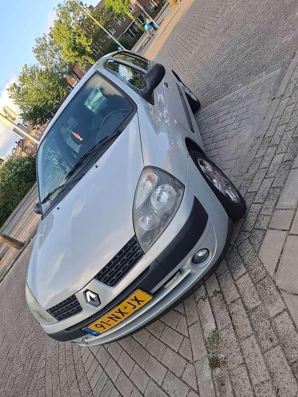 Grijs Gebruikt 2004 Renault Clio II Dynamique Hatchback | € 1.100 (Super prijs) - Afbeelding 1/4