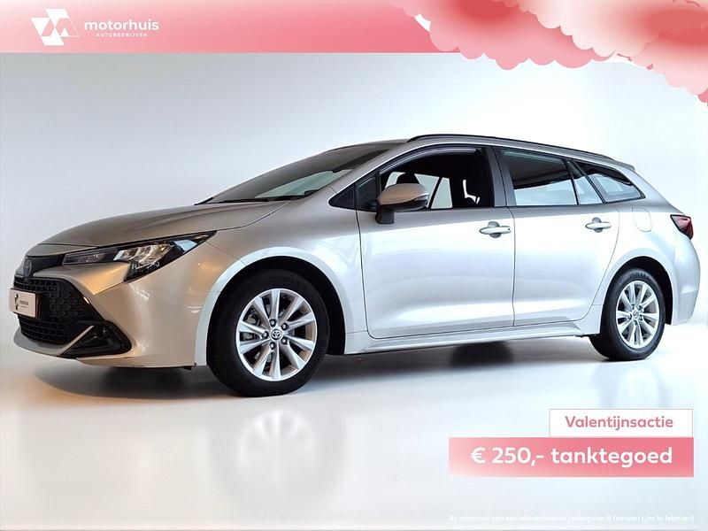 Grijs Occasion 2023 Toyota Corolla Active Stationwagen | € 25.940 (Iets duurder) - Afbeelding 1/4