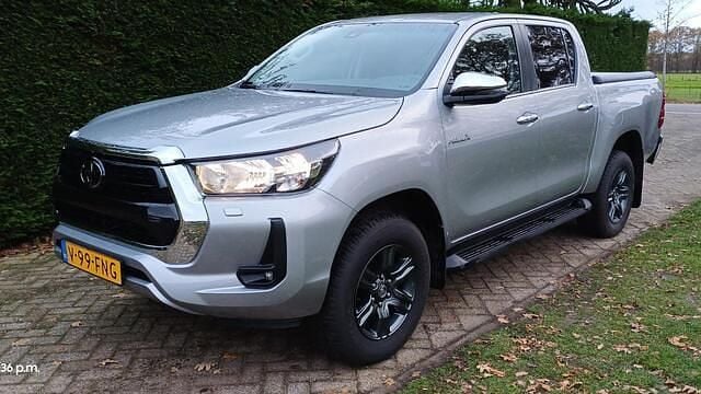 Grijs (metallic) Gebruikt 2024 Toyota HiLux Pickup | € 44.500 (Duur) - Afbeelding 1/4