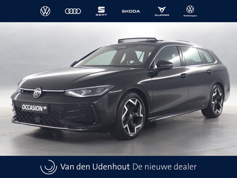 Zwart Gebruikt 2024 VW Passat Business Stationwagen | € 49.990 - Afbeelding 1/4