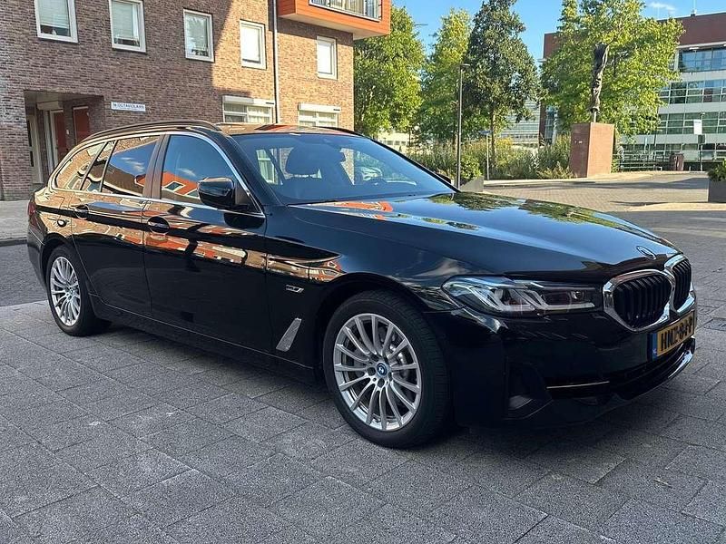 Zwart Gebruikt 2021 BMW 530e Stationwagen | € 37.000 (Goede deal) - Afbeelding 1/4