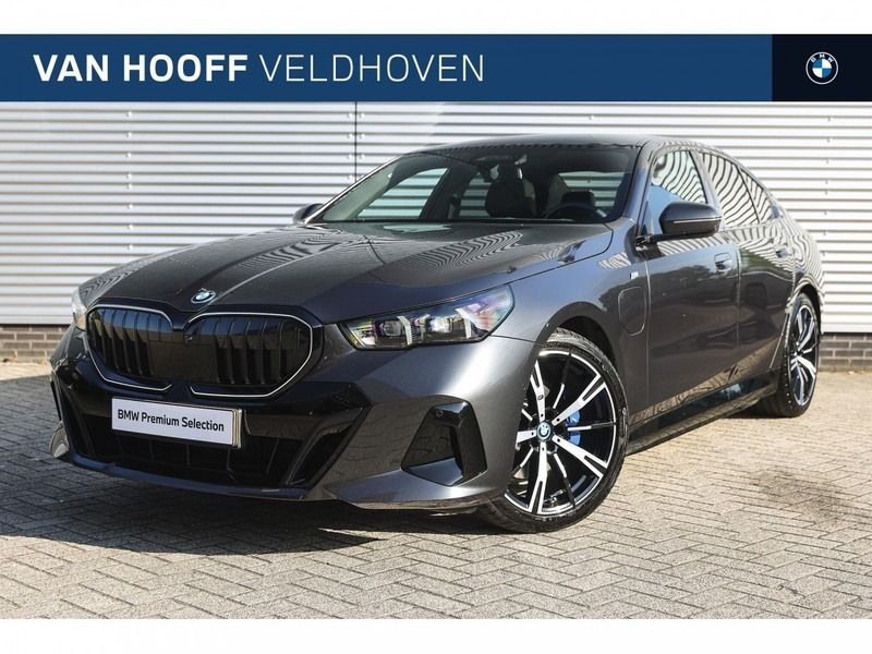Sophistograu brillianteffect (grijs metallic) Gebruikt 2024 BMW 530e Comfort Edition Sedan | € 72.950 - Afbeelding 1/4