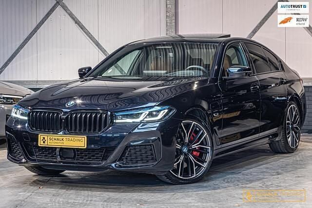 Zwart Gebruikt 2023 BMW 545e M Sport Sedan | € 58.950 (Eerlijke prijs) - Afbeelding 1/4