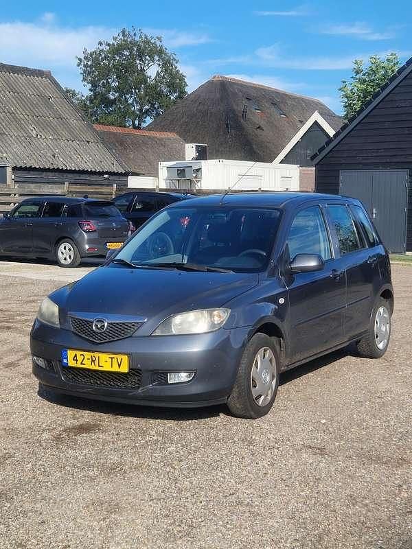 Grijs Occasion 2005 Mazda 2 Touring Stationwagen | € 1.400 (Iets duurder) - Afbeelding 1/4