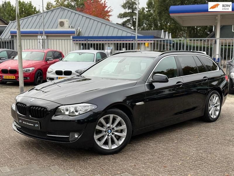 Zwart Gebruikt 2011 BMW 525 Executive Stationwagen | € 9.950 (Iets duurder) - Afbeelding 1/4