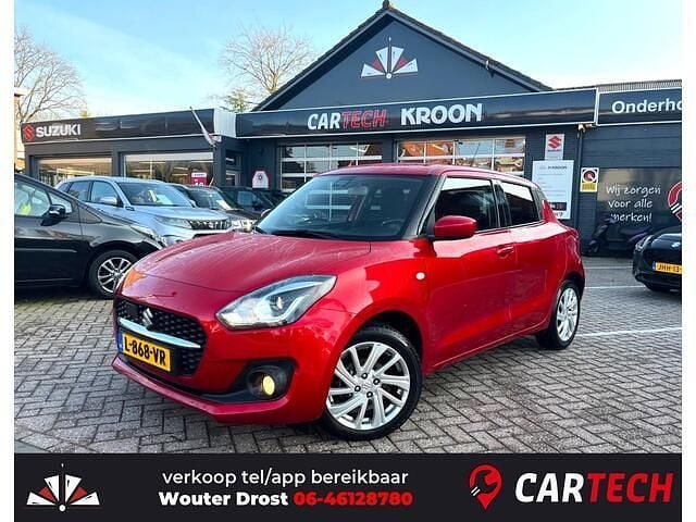 Rood (metallic) Occasion 2021 Suzuki Swift Hatchback | € 15.750 (Eerlijke prijs) - Afbeelding 1/4