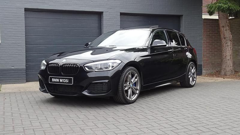 Zwart (metallic) Occasion 2016 BMW M135 Hatchback | € 24.750 (Eerlijke prijs) - Afbeelding 1/4