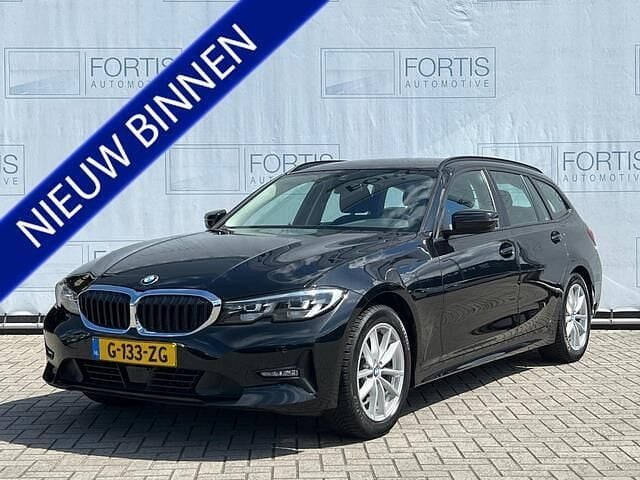 Zwart Gebruikt 2020 BMW 320 Executive Stationwagen | € 26.500 (Eerlijke prijs) - Afbeelding 1/4