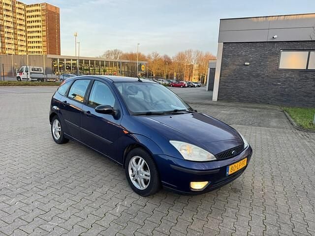 Blauw (metallic) Gebruikt 2002 Ford Focus Collection Hatchback | € 1.450 (Eerlijke prijs) - Afbeelding 1/4