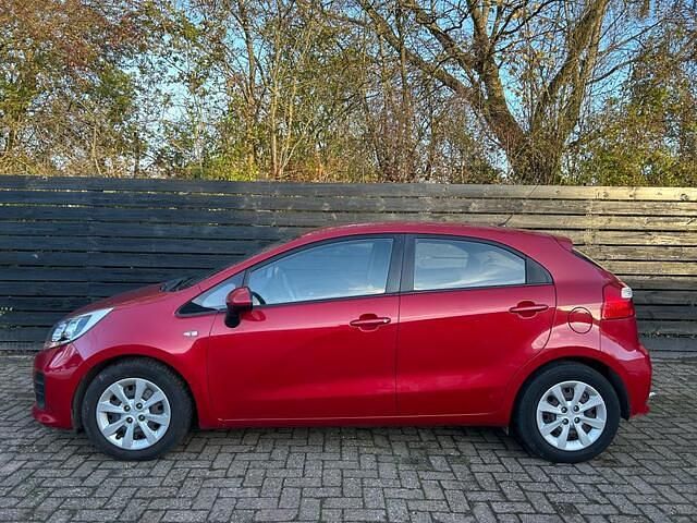 Rood Occasion 2015 Kia Rio Hatchback | € 6.450 (Eerlijke prijs) - Afbeelding 1/4