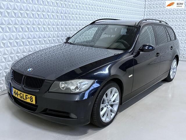 Zwart (metallic) Occasion 2008 BMW 320 Stationwagen | € 1.499 (Goede deal) - Afbeelding 1/4