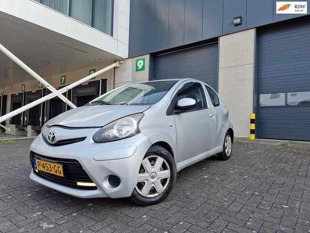 Grijs Gebruikt 2013 Toyota Aygo Hatchback | € 1.350 (Super prijs) - Afbeelding 1/4