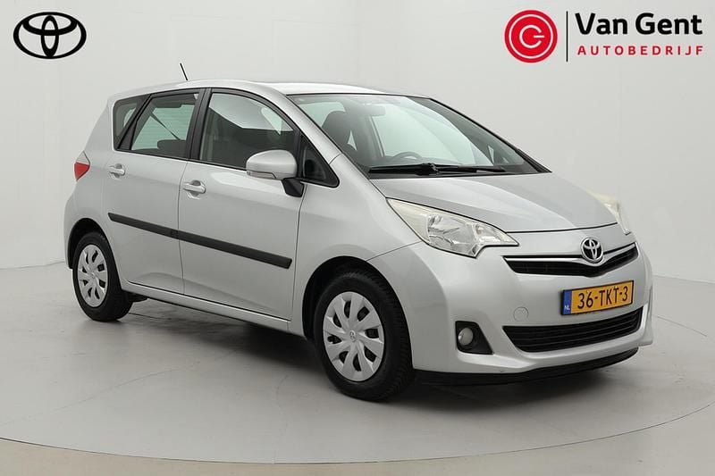 Grijs Gebruikt 2012 Toyota Verso-S MPV | € 11.999 (Duur) - Afbeelding 1/4