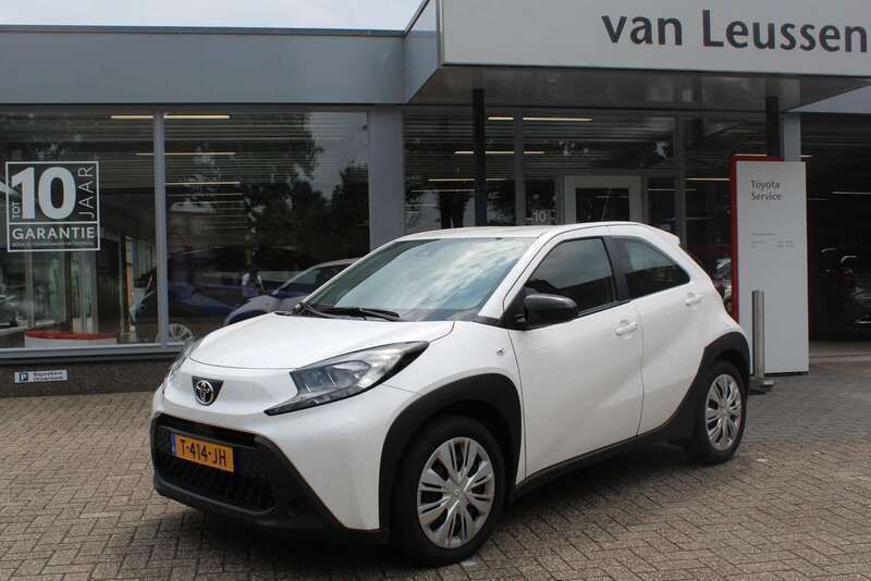 Wit Gebruikt 2023 Toyota Aygo Play Hatchback | € 16.440 (Eerlijke prijs) - Afbeelding 1/4