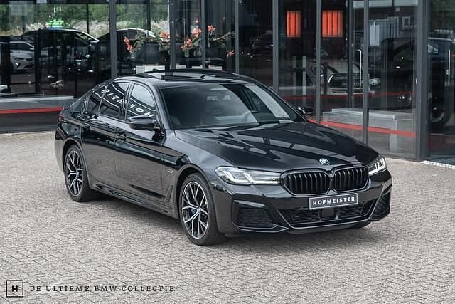 Zwart Gebruikt 2023 BMW 530e M Sport Sedan | € 44.950 (Eerlijke prijs) - Afbeelding 1/4