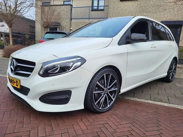 Wit Gebruikt 2017 Mercedes B180 MPV | € 17.950 (Eerlijke prijs) - Afbeelding 1/3