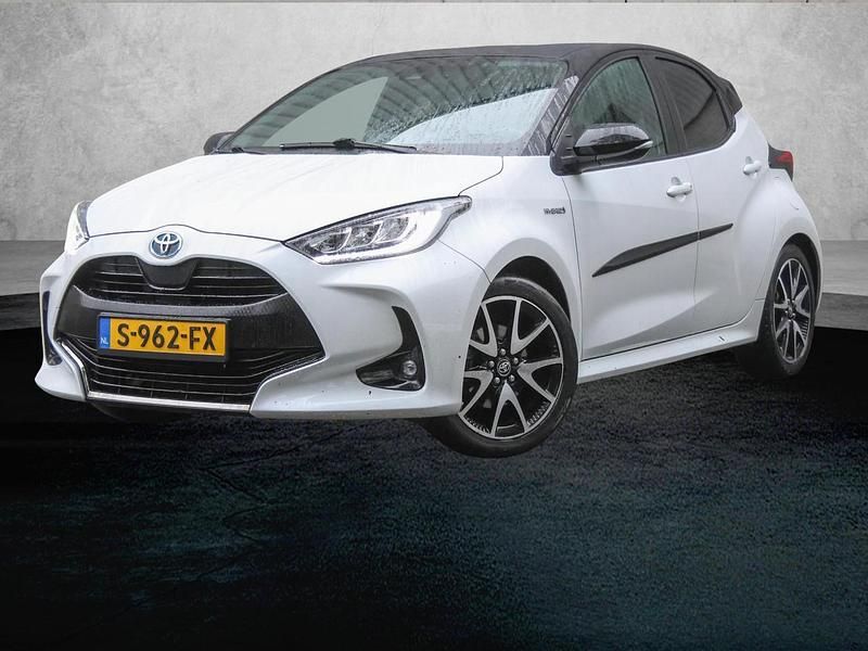 Wit Gebruikt 2021 Toyota Yaris Hybrid Executive Hatchback | € 22.820 (Iets duurder) - Afbeelding 1/1