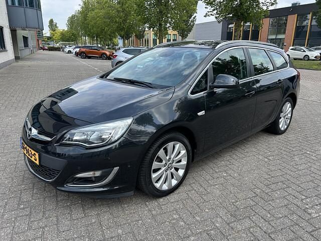 Zwart Gebruikt 2014 Opel Astra Sport Stationwagen | € 6.995 (Eerlijke prijs) - Afbeelding 1/4