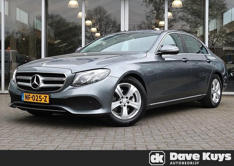 Grijs Occasion 2016 Mercedes E200 Avantgarde Sedan | € 23.950 (Eerlijke prijs) - Afbeelding 1/4
