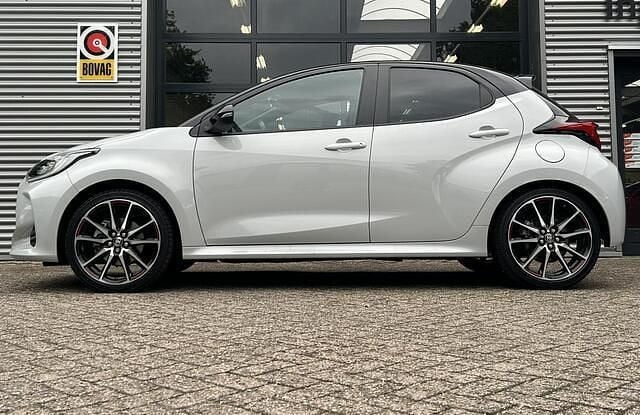 Wit Gebruikt 2022 Toyota Yaris Sport Hatchback | € 23.945 (Goede deal) - Afbeelding 1/4