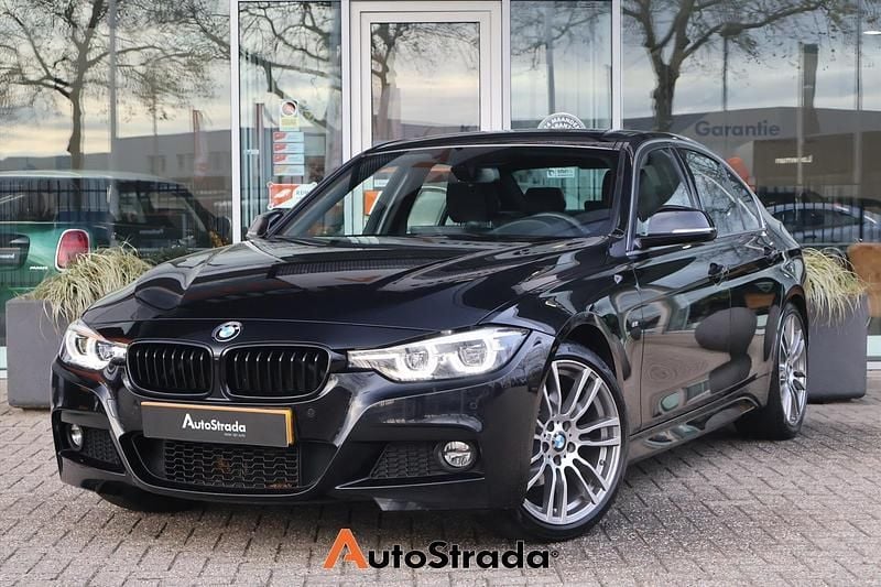 Zwart (metallic) Gebruikt 2018 BMW 320 M Sport Sedan | € 20.700 (Goede deal) - Afbeelding 1/4