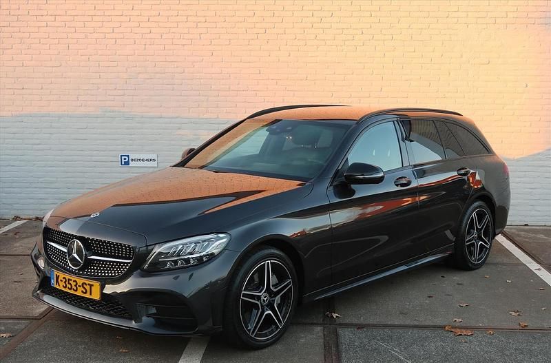 Grijs (metallic) Occasion 2021 Mercedes C300e Business Stationwagen | € 27.950 (Eerlijke prijs) - Afbeelding 1/4