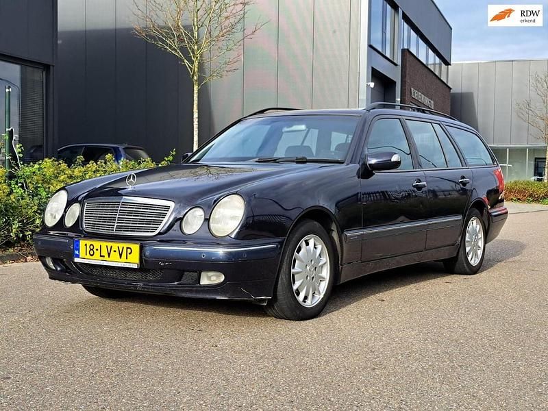 Blauw Gebruikt 2003 Mercedes E220 Classic Stationwagen | € 1.850 (Goede deal) - Afbeelding 1/4