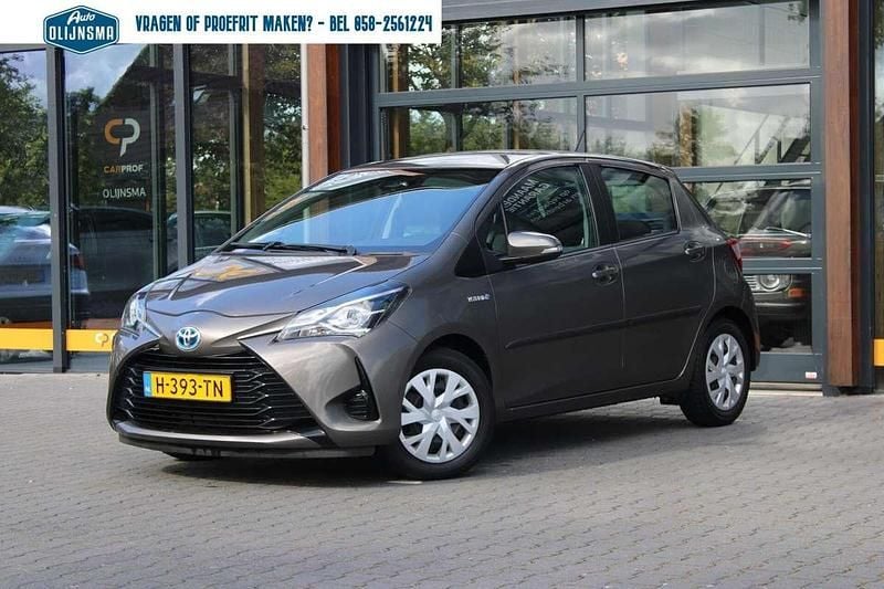 Grijs Gebruikt 2020 Toyota Yaris Hybrid Active Hatchback | € 15.994 (Goede deal) - Afbeelding 1/4