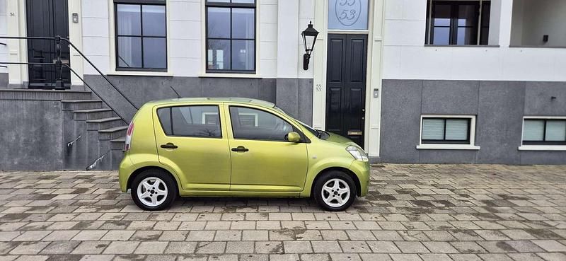 Occasion Daihatsu Sirion 91 PK (66 kW) 2008 Groen (metallic) Hatchback