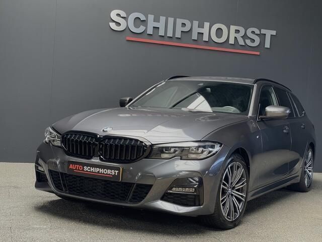 Grijs, metallic lak Gebruikt 2021 BMW 318 M Sport Stationwagen | € 35.777 (Duur) - Afbeelding 1/4