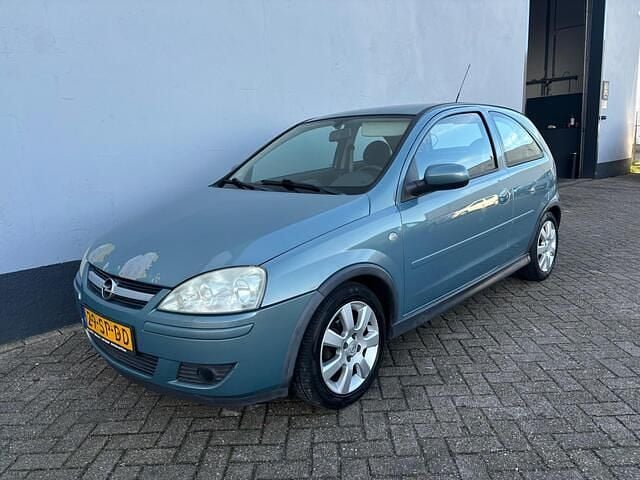 Groen Gebruikt 2006 Opel Corsa Hatchback | € 999 (Goede deal) - Afbeelding 1/4