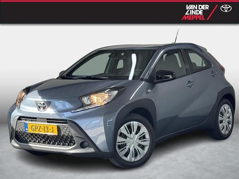 Grijs Nieuw 2024 Toyota Aygo Play Hatchback | € 19.450 (Eerlijke prijs) - Afbeelding 1/4
