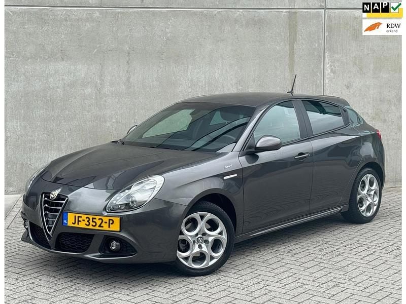 Grijs Gebruikt 2016 Alfa Romeo Giulietta Sprint Hatchback | € 15.990 (Goede deal) - Afbeelding 1/4