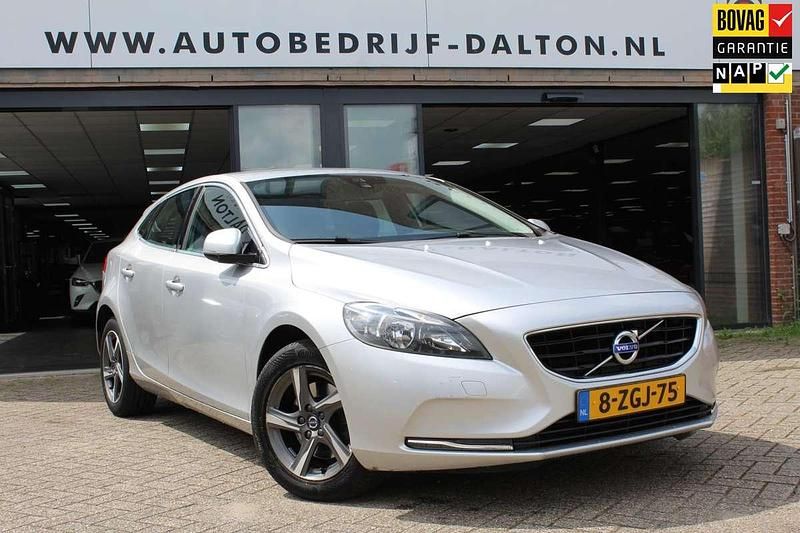 Grijs Gebruikt 2015 Volvo V40 Momentum Stationwagen | € 9.950 (Eerlijke prijs) - Afbeelding 1/4