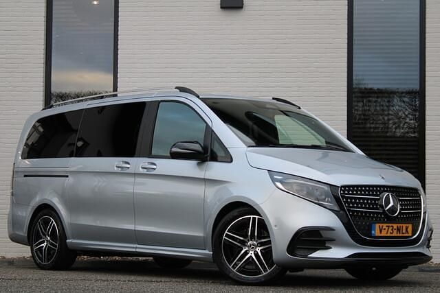 Zilver (metallic) Occasion 2024 Mercedes V250 AMG MPV | € 72.950 (Duur) - Afbeelding 1/4