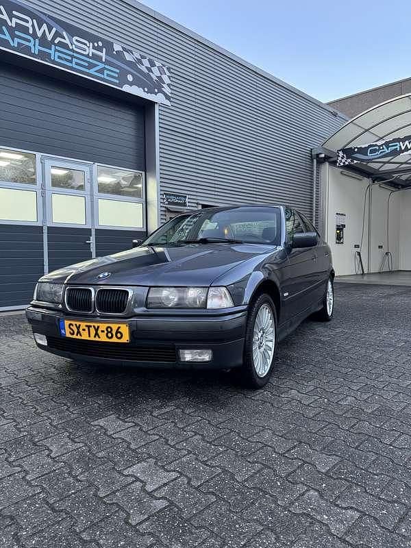 Grijs Gebruikt 1998 BMW 316 Sedan | € 4.250 (Eerlijke prijs) - Afbeelding 1/4