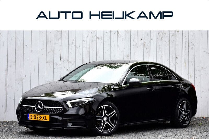 Zwart, metallic lak Gebruikt 2022 Mercedes A200 AMG line Hatchback | € 29.950 (Eerlijke prijs) - Afbeelding 1/4
