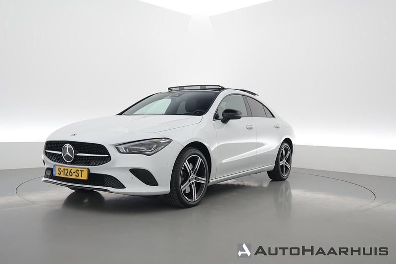 Wit (metallic) Occasion 2023 Mercedes CLA250e Luxury Sedan | € 33.800 (Goede deal) - Afbeelding 1/3