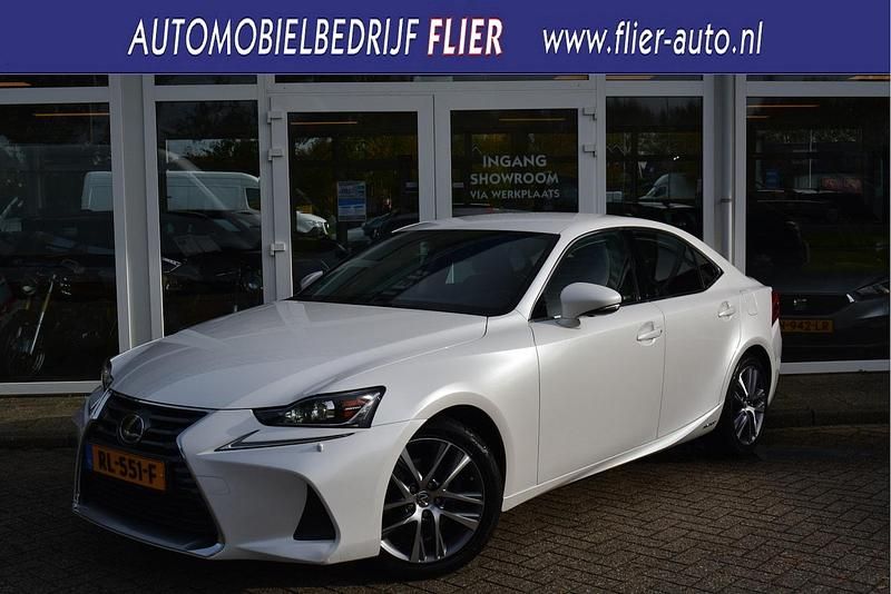 Wit (parellak) Gebruikt 2017 Lexus IS300h Business Edition Sedan | € 19.125 (Eerlijke prijs) - Afbeelding 1/4
