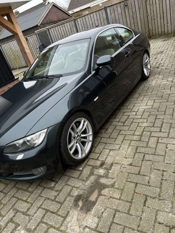 Groen Gebruikt 2007 BMW 330 Executive Coupé | € 14.500 (Eerlijke prijs) - Afbeelding 1/4