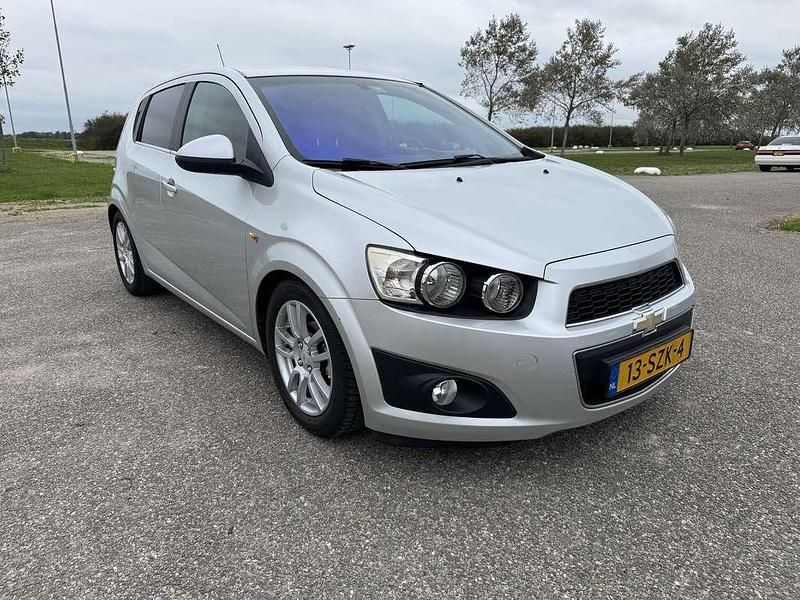 Grijs Gebruikt 2012 Chevrolet Aveo LTZ Hatchback | € 2.795 (Eerlijke prijs) - Afbeelding 1/4