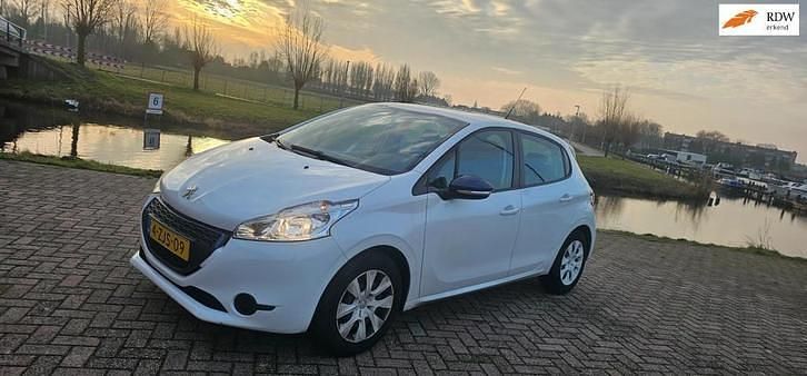 Wit Occasion 2015 Peugeot 208 Hatchback | € 4.450 (Goede deal) - Afbeelding 1/4